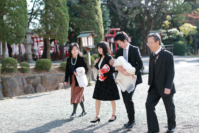 神社でお宮参りをするs写真