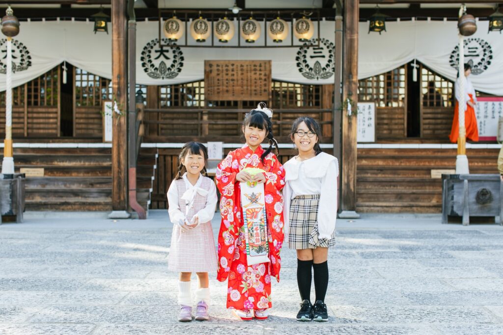 2026年新年のご挨拶。七五三撮影で笑顔を見せる三姉妹。出張撮影のPHOTONOWA