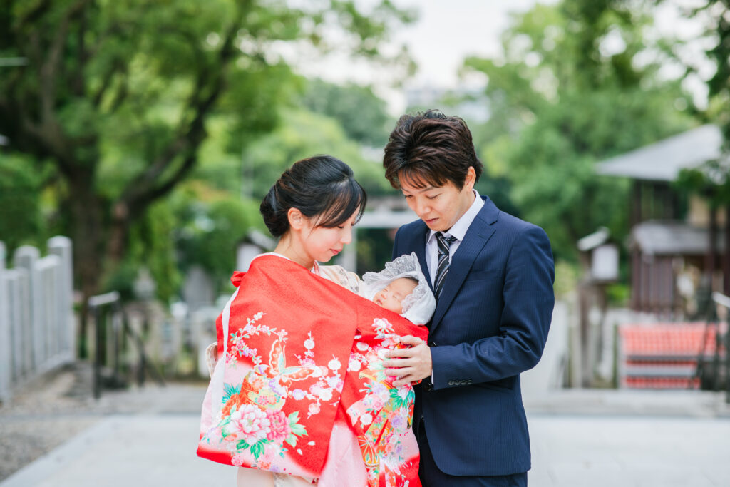 赤ちゃんを抱っこするお母さんとお父さん