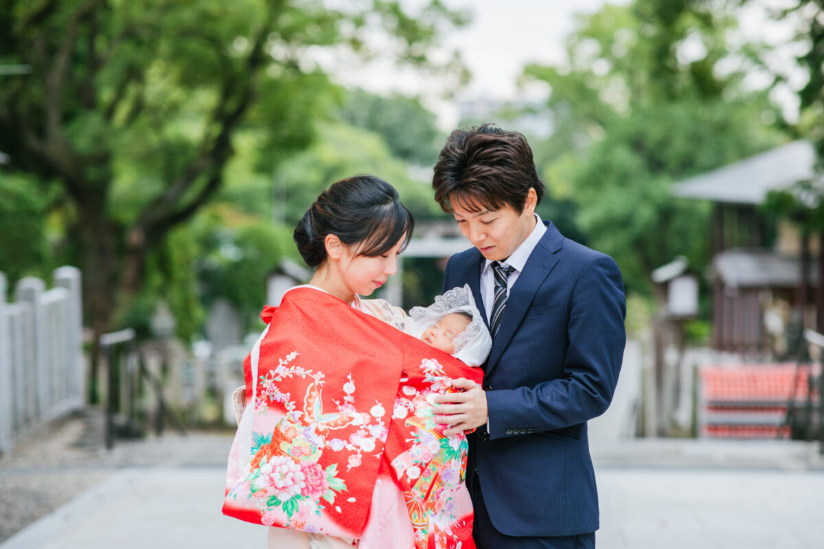 赤ちゃんを抱っこするお母さんとお父さん