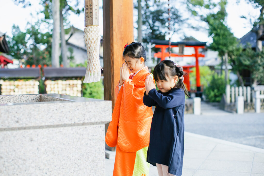 川原神社でお参りをする七五三の女の子