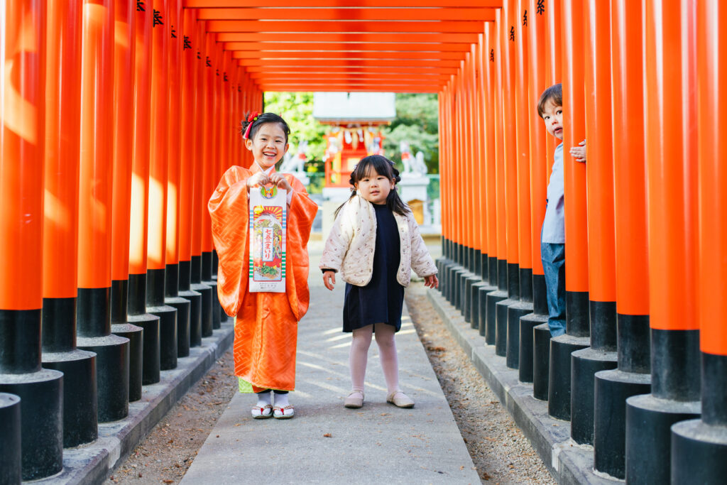 赤い鳥居で七五三の記念写真