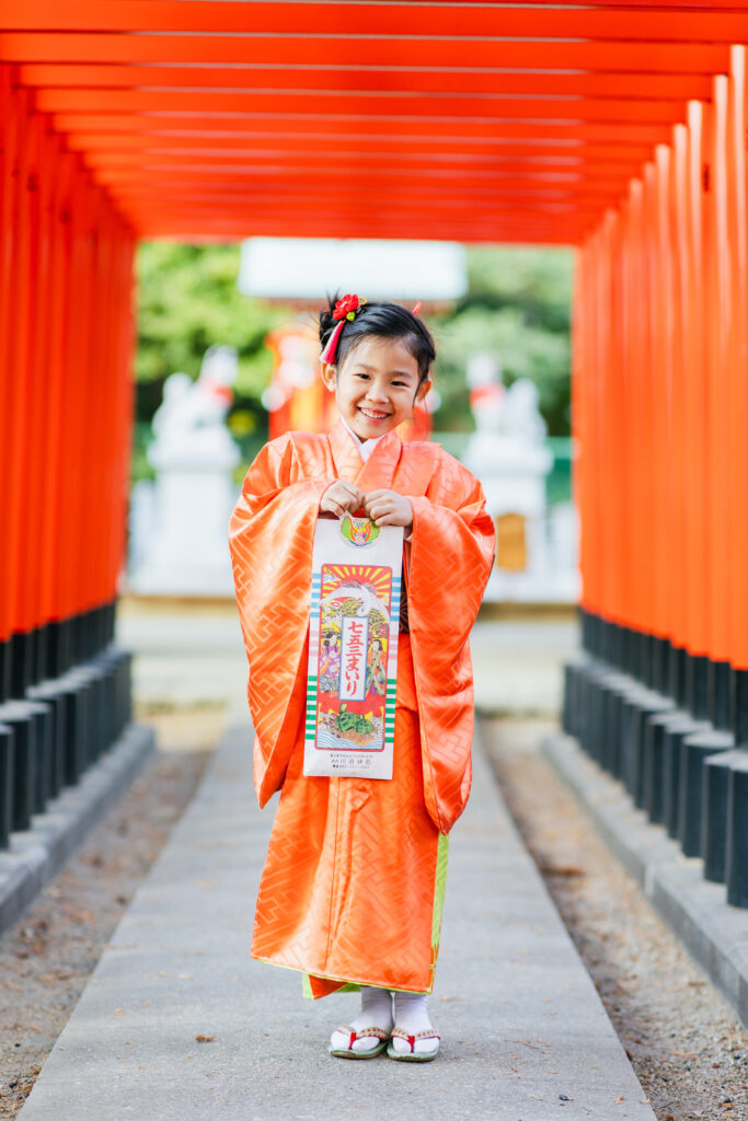 千歳飴を持った七五三の女の子