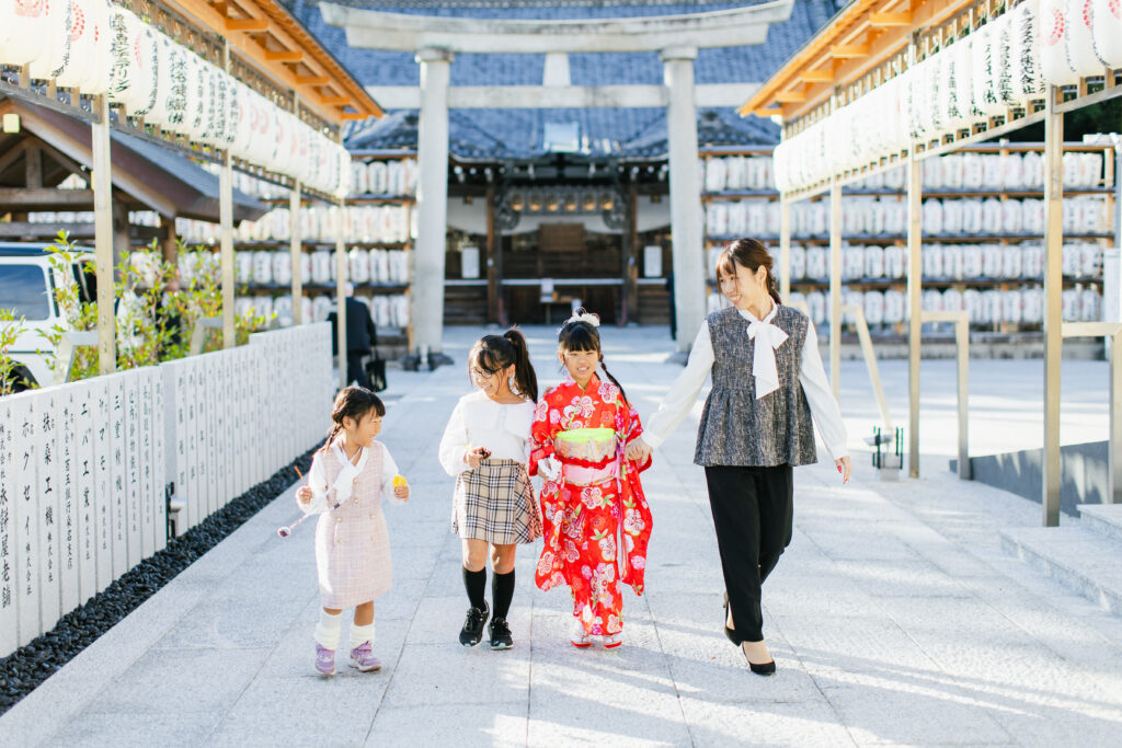 七五三 神社で歩く家族