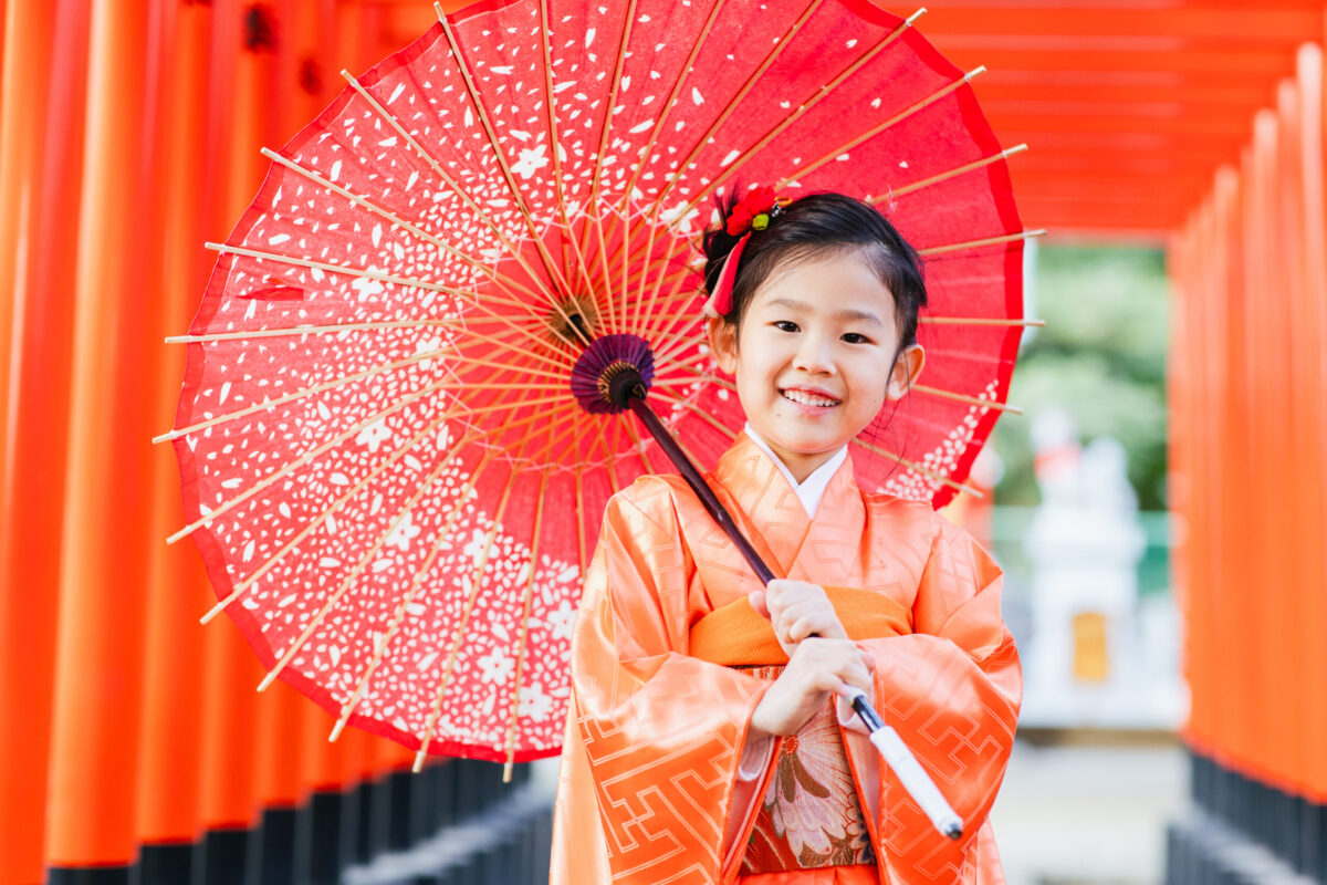 川原神社の赤い鳥居　七五三の女の子