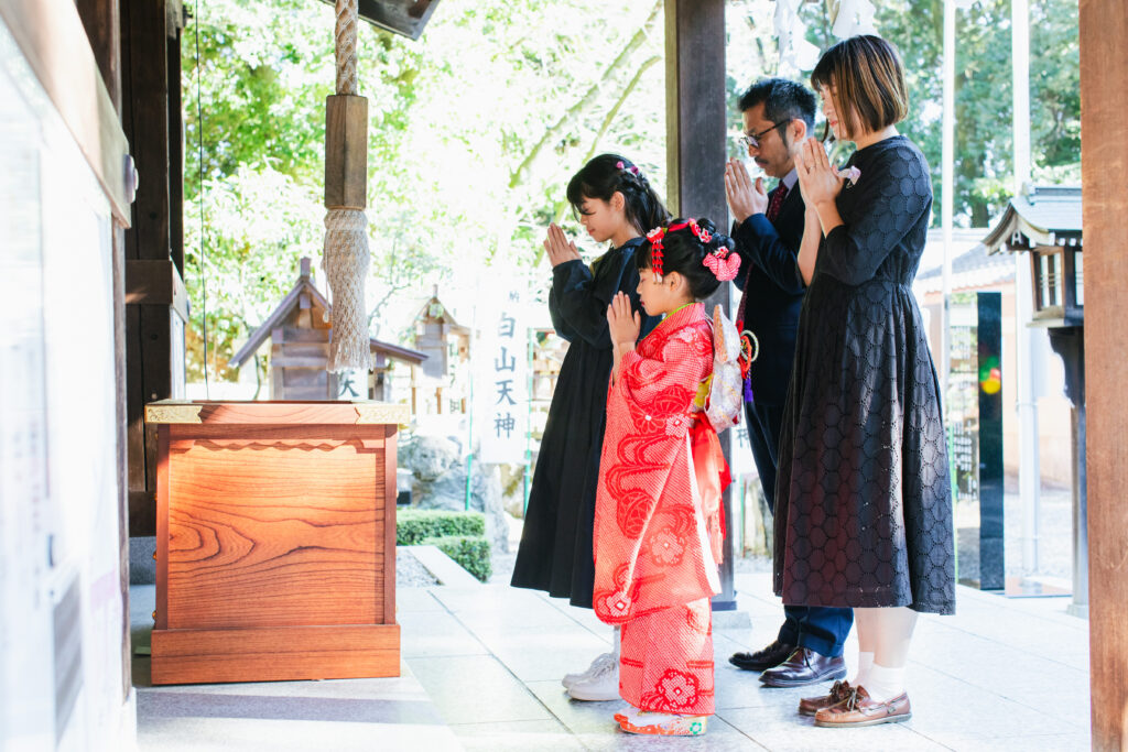 七五三 神社でお参りをする女の子