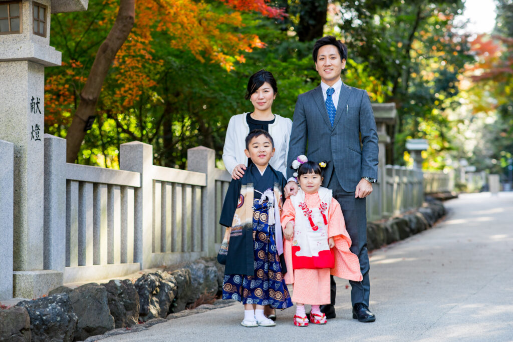 七五三の家族と紅葉