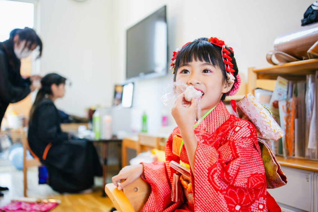 七五三の着物を来た女の子